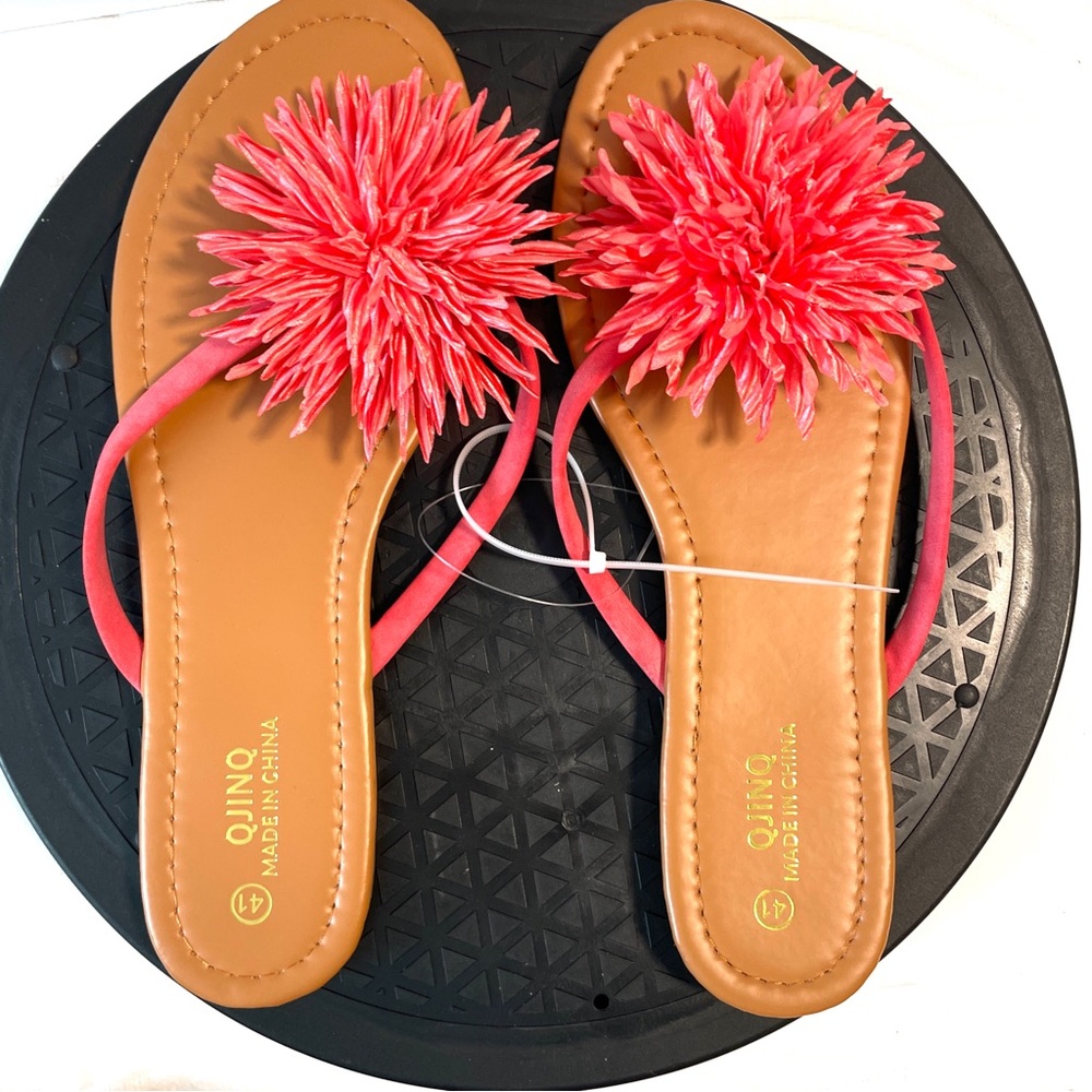 Women’s NWT Thong Sandals Tan with Coral Flower Size 41 = US 8. Q122